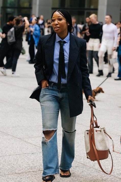 New York Fashion Week Street Style Day 5 Outfits With Mom Jeans, Style Mom Jeans, Jessica Andrews, New York Fashion Week Street Style, Walking Down The Street, Casual Outfit Inspiration, Street Style Trends, Spring Street Style, The Best Street Style