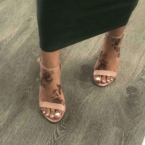 Feet Henna Design, Floral Foot Tattoo, Black People Tattoos, Feet Henna, Cute Foot Tattoos, Floral Back Tattoos, Foot Henna, Girl Arm Tattoos, Anklet Tattoos