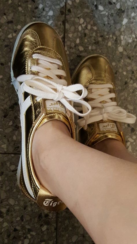 Golden Tigers, Tiger Shoes, Golden Shoes, Sneaker Boutique, Tiktok Outfits, Gold Sneakers, Fashion Muslim, Shoe Inspo, Onitsuka Tiger