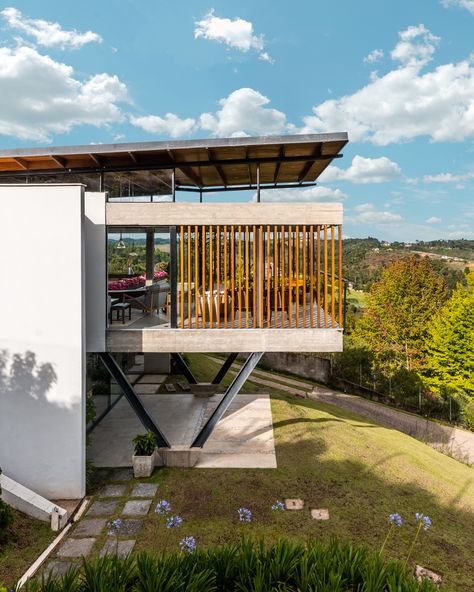 Gallery of TKN House / OTP Arquitetura - 7 Modern Stilt House, Stilts House, Raised Houses, Stilted House, Slope House Design, Multigenerational House, Slope House, Lake Houses Exterior, Steel Frame House