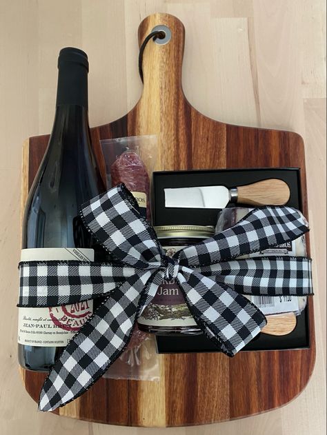 Gift Basket Charcuterie Board, Charcuterie Gifts Diy, Charcuterie Board Wrapping Ideas, Cheese Board Basket, Cheese And Wine Basket, Serving Board Gift Ideas, Charcuterie Board Gift Baskets, Wine Theme Gift Basket, Wine And Cheese Basket Ideas Gift