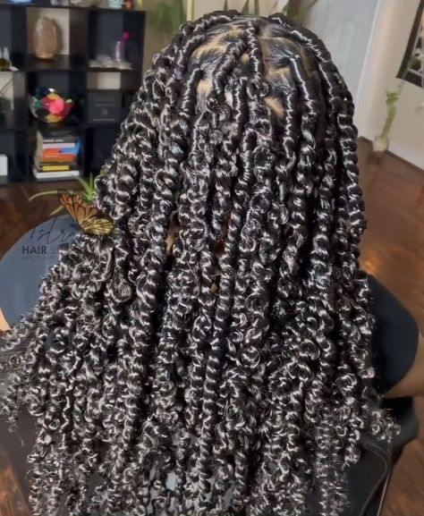 Passion Twists With Highlights, Queens Hairstyles, Hair Claims, Black Kids Braids Hairstyles, Hype Hair, Passion Twists, Hairstyle Idea, Quick Natural Hair Styles, Faux Locs Hairstyles