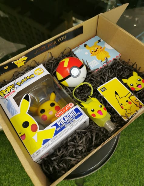 Pokemon Box Diy, Pikachu Gift Ideas, Pokemon Gift Basket, Pokemon Present Ideas, Pokémon Gift Ideas, Pokemon Gifts For Boyfriend, Pokemon Easter Basket, Pokemon Gift Ideas, Pokémon Gifts