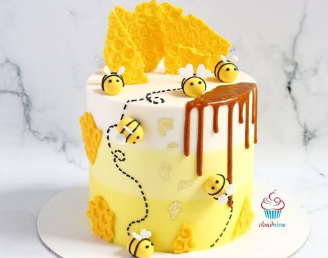 This flamboyant yellow-based cake is likely to be a crowd-pleaser. The bee-themed cake will delight the children. Honey Bee Theme Cake, Birthday Cake Yellow Theme, Bumble Bee Cake Ideas, Yellow Theme Cake, Honey Bee Cake Ideas, Yellow Butterfly Cake, Bee Cake Ideas, Bumble Bee Birthday Cake, Girls Birthday Cake Ideas