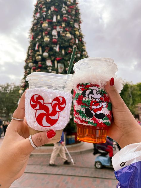 Disney On Christmas, Disney World During Christmas, Disney Christmas Food, Disneyland In Christmas, Disney Christmas Photos, Disneyland During Christmas, Disneyland California Christmas, Disney World Christmas Aesthetic, Christmas Disney Aesthetic