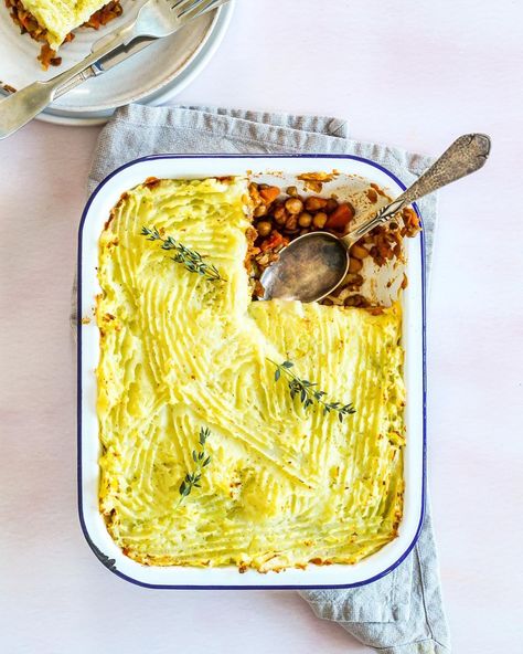 Dr Hazel Wallace BSc MSc MBBCh on Instagram: “#LunchBoxClub 🎒Vegan Shepherd’s Pie.  One for Sunday tea + one for cosy lunches for the week. I’m bundling my leftovers into a lunchbox…” Mushroom Shepherds Pie, Vegetarian Shepherds Pie, Vegan Bites, Vegan Shepherds Pie, Mains Recipes, Spiced Lentils, Savory Tarts, Shepherds Pie Recipe, Cottage Pie