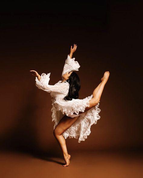 Dance Photoshoot Poses Long Skirt, Long Skirt Dance Poses, Single Dance Poses, Dance Poses With Long Skirts, Sassy Dance Poses, Dance Picture Poses Contemporary, Studio Dance Photography, Dance Photoshoot Poses Simple, Simple Dance Poses