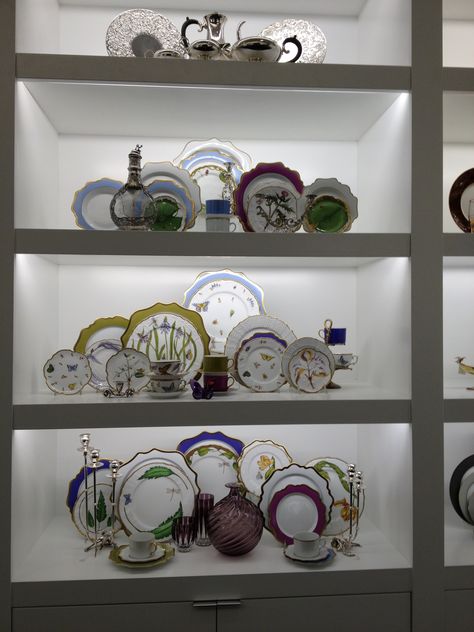 Crockery Display Retail, Jewellery Props, Shopfront Design, Crockery Display, Dinnerware Display, Tableware Display, Display Plates, Bungalow Interior, Crockery Design