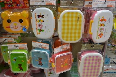 ❤ little japan mama ❤: 100 Yen Daiso Part 1: Bento Boxes and Miso Soup Bowls Daiso Japan Products, Bento Box Ideas, Bento Boxes Containers, Japan Products, Cute Bento Boxes, Kawaii Bento, Japan Shopping, Lunch Box Containers, Cute Bento