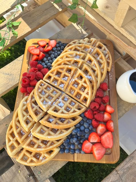 Waffle Bar Aesthetic, Waffle Board Brunch, Breakfast Birthday Party Decorations, 18th Birthday Breakfast Ideas, Prom Breakfast Ideas, Breakfast For Sleepovers, Waffle Board Ideas, Waffles Breakfast Ideas, Waffle Platter