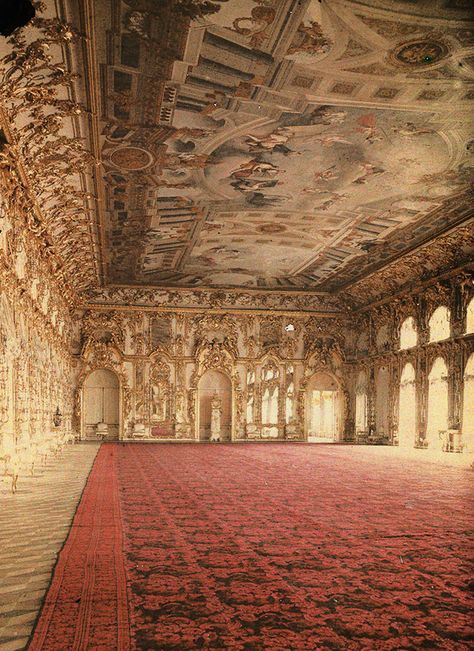 Rare colour auto-chrome of the Ballroom in the Catherine Palace as it looked in 1917. Photo: Tsarskoye Selo State Museum Preserve Anastasia Ballroom, Russian Ballroom, Imperial Russia Aesthetic, Imperial Aesthetic, Castle Ballroom, Royal Ballroom, Palace Ballroom, Ballet Room, Catherine Palace