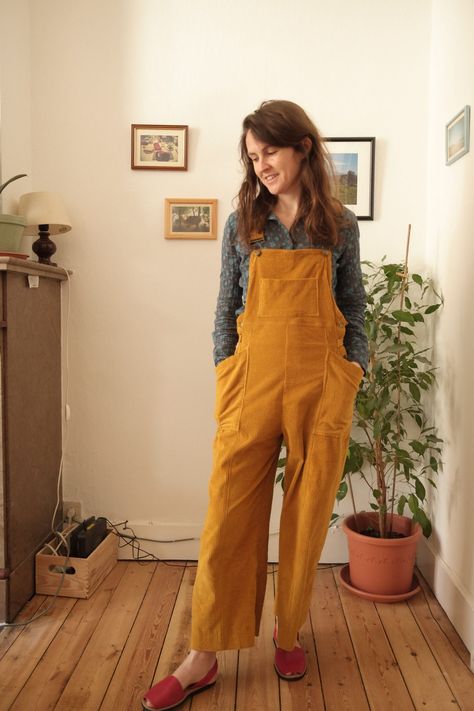 Mustard Overalls Outfit, Dungaree Pattern, Summer Family Photos, Teacher Clothes, Overalls Outfit, Monochrome Outfit, Wide Trousers, Family Photo Outfits, Bib Overalls