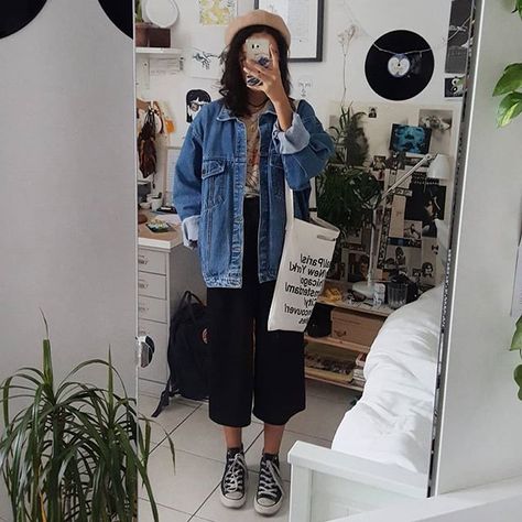 look like an art student hehe ! My denim jacket is from the amazing shop @ldn_vintage ! You can use the code MAINA20 to get 20% off at Artist Outfit Aesthetic, Art Student Outfit, Student Outfit, Back To Uni, Uni Style, University Outfit, Denim Jacket Outfit, Art Student, Uni Outfits