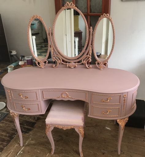 Blush Bedroom Furniture, Vintage Vanity Pink, Pink And Gold Vanity, Pink Vintage Room Aesthetic, Rose Gold Bedroom Ideas, Pink Makeup Vanity, Rose Gold Vanity, Pink And Gold Bedroom, Rose Gold Furniture