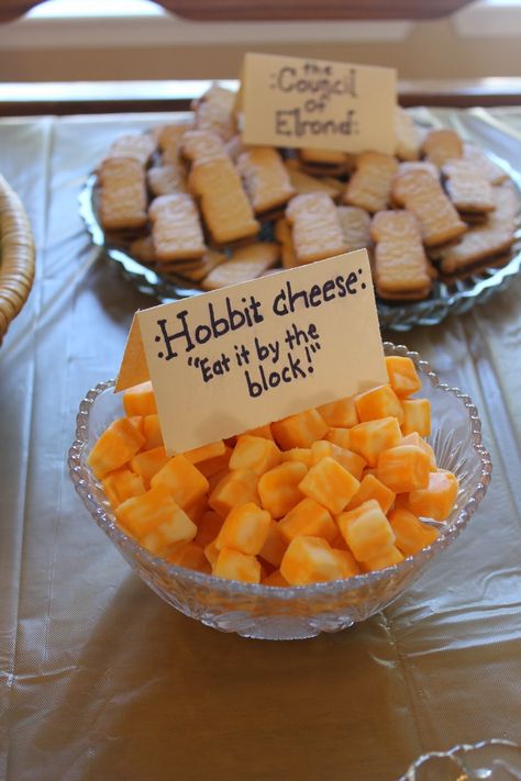 Hobbit cheese - Hobbit Party Rings Of Power Watch Party Food, Lord Of The Ring Food Ideas, Hobbit Cheese Board, The Hobbit Dinner Party, Hobbit Inspired Food, Ring Shaped Food, Lotr Party Ideas Food, Hobbit Themed Snacks, The Hobbit Themed Party