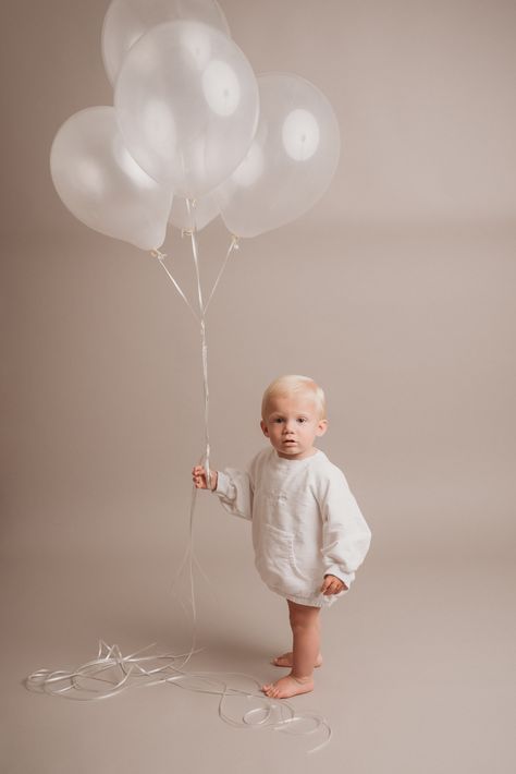 One Year Birthday Studio Photoshoot, 1 Year Lifestyle Photography, First Bday Pics, Indoor 1 Year Photoshoot, Neutral One Year Photoshoot, Studio Milestone Session, Studio 1 Year Photos, Minimalist First Birthday Photoshoot, 1 Year Studio Photoshoot