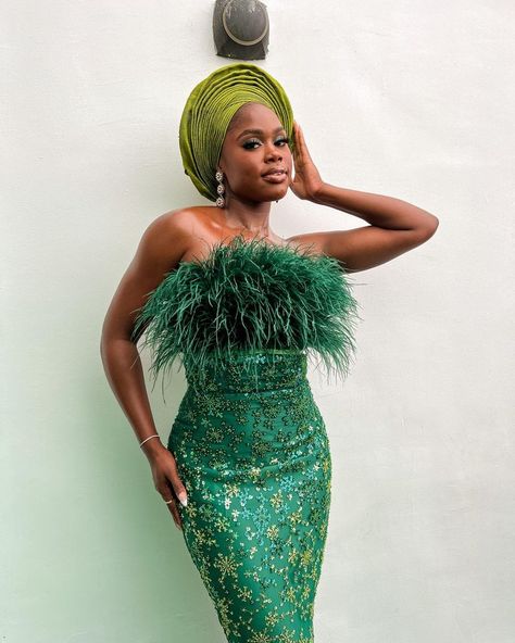 In every wedding, event, occasion, Asoebi outfits always stand out. Africans are known to be fashionable with their outfits. If Ankara fabrics are used, or if lace, satin or a combination of these #ebfablook Serwaa Amihere, Asoebi Lace Styles, Asoebi Lace, Atelier Dress, Nigerian Lace Styles Dress, Nigerian Lace Styles, African Tops, African Lace Styles, Nigerian Lace