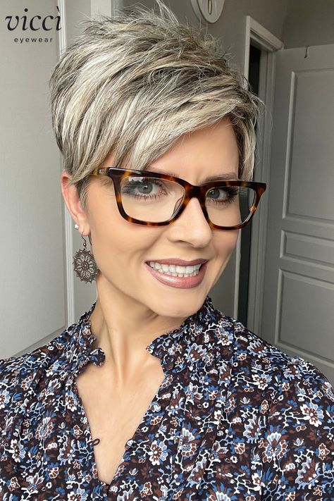 Whether you're getting work done or it's time to relax, the Valerius frames got your back. They have a simple style that's ready for anything. Blonde Hair Over 50, Haircut For Women Over 50, Haircut Gray Hair, Pixie Cut Hairstyles, Short Hairstyles Over 50, Haircut For Women, Funky Short Hair, Hairstyles With Glasses, Cut Hairstyles