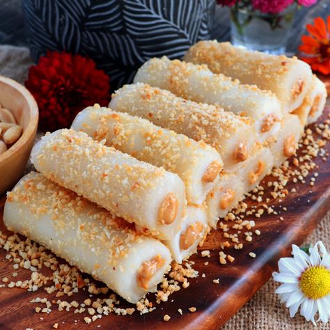 These Peanut Tikoy Rolls will take your ordinary Chinese glutinous rice cake into delicious bite-sized rolls with peanut butter filling rolled in crushed roasted peanut bits for a savory crunch! Negosyo Ideas, Filipino Merienda, Filipino Kakanin, Foxy Folksy, Sticky Rice Cake, Sweet Sticky Rice, Filipino Food Dessert, Filipino Dessert, Mochi Recipe