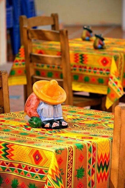 Manteles coloridos Restaurant Mexicano, Santa Fe Style Homes, Mexican Restaurant Design, Mexican Restaurant Decor, Mexican Kitchens, Mexico Style, Santa Fe Style, Ethnic Motifs, Mexican Home