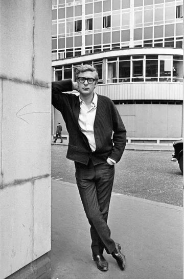 60s Men, Michael Caine, Swinging Sixties, 1960s Fashion, Hollywood Actor, Film Serie, White Photo, Stylish Men, Style Icon