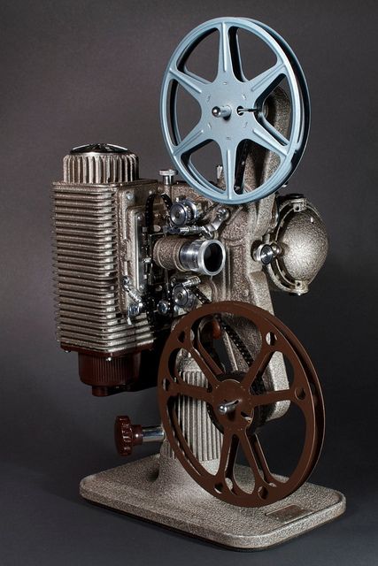 Revere Eight Projector ( FIlm 16mm / Vintage / Antique / Retro Machines 40s ) Fotocamere Vintage, Cinema Projector, Film Projector, Film Reel, Antique Cameras, Old Technology, Movie Projector, Old Cameras, Vintage Film