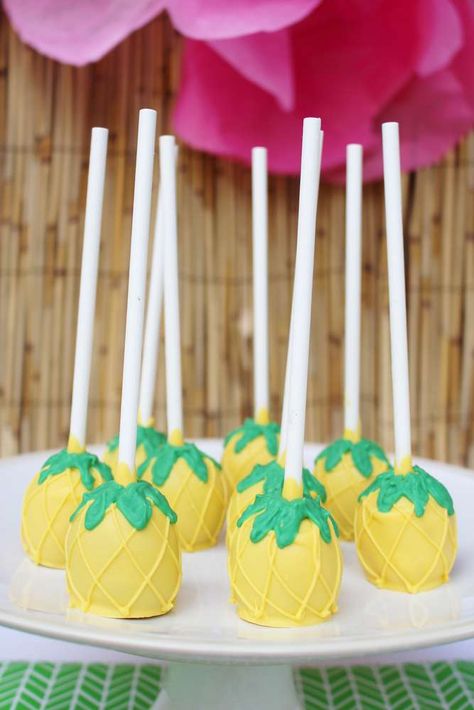 Pineapple Cake Pops, Hawaii Birthday Party, Tropisk Fest, Hawaii Birthday, Pineapple Birthday Party, Spongebob Birthday Party, Tropical Birthday Party, Cake Ball, Pineapple Birthday