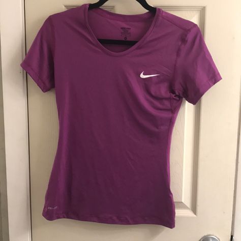 New With Tags! Great Work Out Shirt. Has Small Holes On The Back To Keep You Cool While Working Out. Dry Fit Tshirts, Sport Tshirts, Silly Shirt, Nike Top, Glamorous Outfits, Tops Nike, Nike Fit, Nike Shirt, Future Outfit