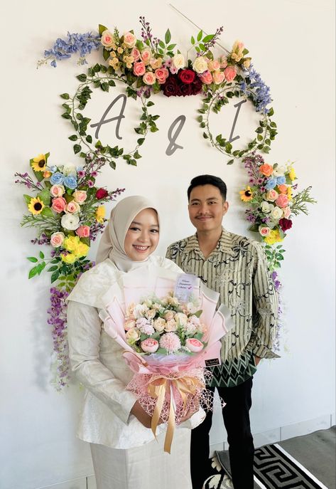 Lamaran sederhana cukup kerabat dan keluarga yang datang. Dekorasi minimal, serba low budget 🤗 Dekor Lamaran Simple Dirumah, Engagement Preparation, Decor Lamaran, Wedding Photobooth Ideas, Engagement Backdrop Ideas, Hantaran Lamaran, Backdrop Lamaran, Lamaran Engagement, Dekor Lamaran