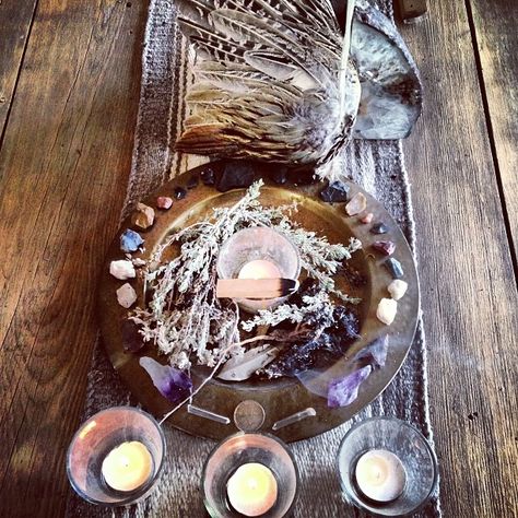 threearrowsleather: Offering / Sacred Spaces <3 Wiccan Alter, Crystal Alter, Sacred Space Altar, Witch Vibes, Crystal Altar, Pagan Altar, Sacred Spaces, Dark Autumn, Witchy Things