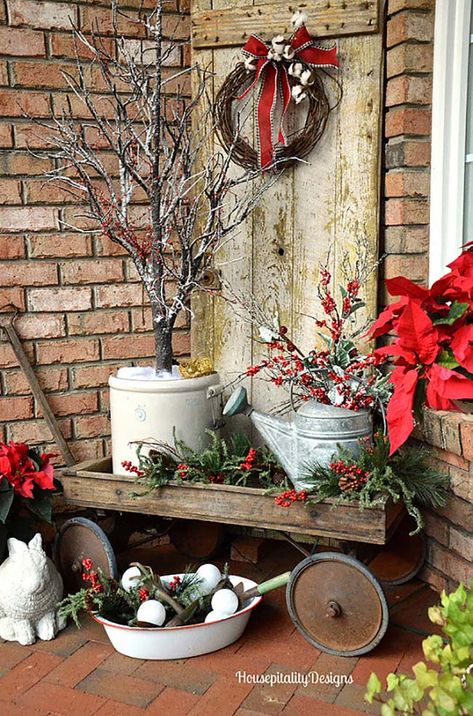 outdoor-christmas-decorated-front-porch-vintage-wagon Natal Country, Ideas De Piscina, Christmas Front Porch, Christmas Porch Decor, Christmas Outdoor, Front Porch Christmas Decor, Christmas Porch, Primitive Christmas, Noel Christmas