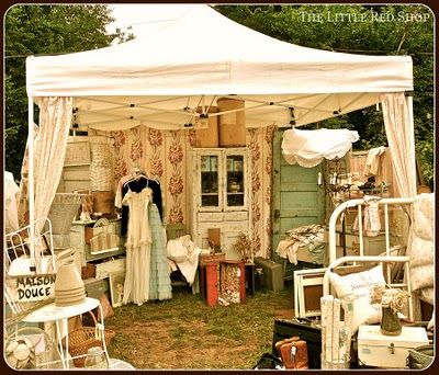 Shabby Chic market booth.......looks fabulous. Great items to use for decorating. Vintage Market Booth, Wallpaper Backdrop, Flea Market Booth, Vintage Booth, Stand Feria, Market Booth, Shop Displays, Craft Fairs Booth, Antique Booth