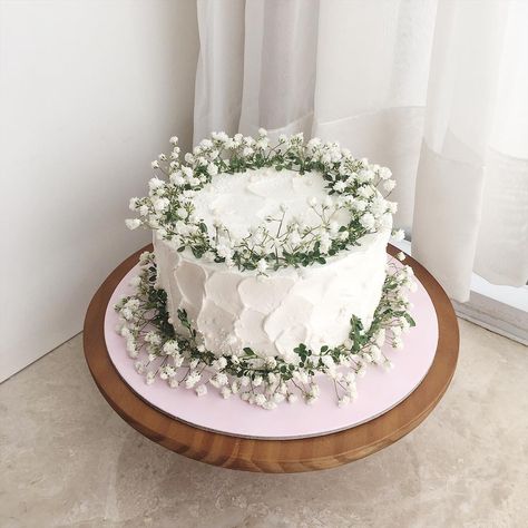 This beloved baby breath cake into a smash cake 😍 Birthday Cake With Baby Breath Flowers, Cake With Baby Breath Flowers, Wedding Cake Baby Breath, Baby’s Breath Cake, Vintage Baby Shower Cake, Raffaello Chocolate, Gender Cake, Ring Box Wedding Diy, White Flower Cake