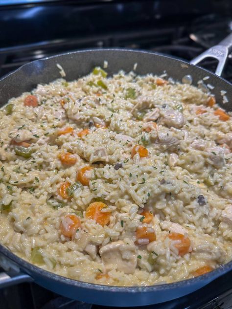 One Pot Chicken & Rice One Pot Chicken Rice, One Pot Chicken And Rice, Pizza Pasta Recipe, Fluffy Rice, One Pot Chicken, Chicken Meals, Delicious Vegetables, Fall Food, Tender Chicken