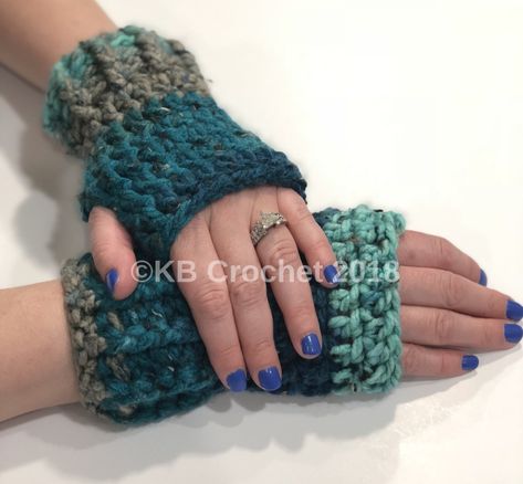 Glove Fashion, Crochet Fingerless Gloves Free Pattern, Bulky Yarn Crochet, Slouchy Hat Crochet Pattern, Chunky Crochet Hat, Chunky Yarn Crochet, Crochet Mitts, Crochet Hand Warmers, Crochet Wrist Warmers