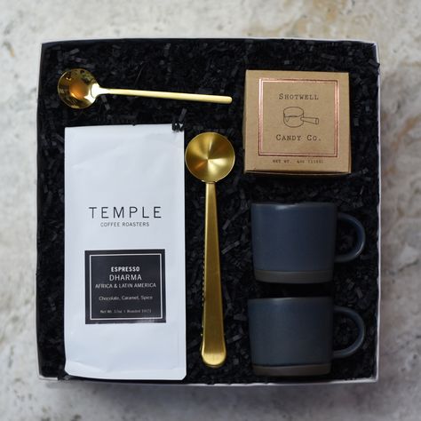 Coffee Gift Box Ideas For Men, Marble Gift Ideas, Coffee Gift Basket Ideas For Men, Coffee Box Gift Ideas, Coffee Accessories Gift Ideas, Kit Cafe Presente, Coffee Packaging Ideas, Coffee Gift Basket Ideas, Gift Basket Ideas For Men