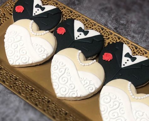 One dozen bride and groom heart cookies in your choice of flower color and skin tone. These handmade sugar cookies would make a great addition to any engagement party, bridal shower, wedding shower, or wedding or be an amazing gift for the happy couple! Perfect to celebrate the upcoming nuptials and guaranteed to impress! **ITEM/ORDER DETAILS: -This order contains 12 bride and groom heart cookies (6 bride, 6 groom) - designs as pictured unless otherwise stated.  -Each cookie measures approximate Wedding Cookies Ideas Decorated, Rehearsal Dinner Cookies, Bride To Be Cookies, Custom Wedding Cookies, Bride And Groom Cookies, Wedding Cookies Decorated, Wedding Shower Cookies, Wedding Strawberries, Engagement Cookies