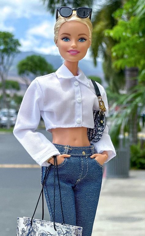 Barbie supermodel Barbie Outfits For Dolls, Aesthetic Barbie Doll, Barbie Doll Aesthetic, Barbie Doll Outfits, Barbie Posses, Celebrity Barbie Dolls, Happy Aloha Friday, Barbie Pics, Realistic Barbie