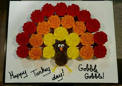 Thanksgiving Cupcakes Decoration, Thanksgiving Candy Crafts, Thanksgiving Cakes Decorating, Turkey Cupcake, Cute Thanksgiving Desserts, Christmas Cupcake Cake, Thanksgiving Sweets, Turkey Cupcakes, Thanksgiving Candy