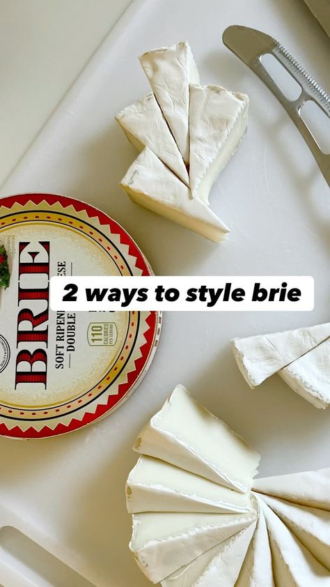 Brie Cheese Design, Cutting Brie For Cheese Board, Cheeseplate Cheese Boards, Brie On Charcuterie Board, Brie Cheese Charcuterie Board, Brie Charcuterie Board Ideas, Brie Presentation, Charcuterie Board Brie, Charcuterie Board With Brie