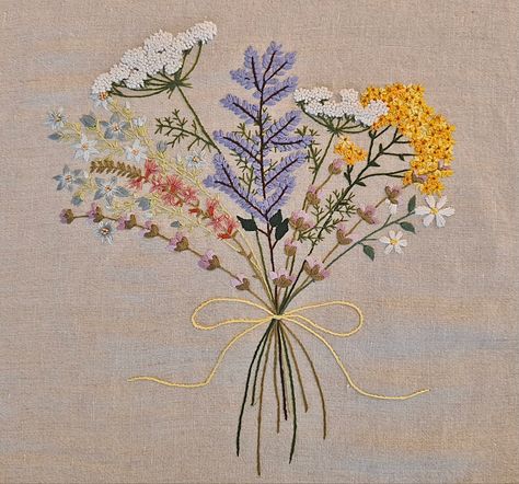 Blumenstrauss sticken Bunch Of Flowers Embroidery, Clothes Embroidery, Embroidery Stitches Beginner, Clothes Embroidery Diy, Textiles Artwork, Diy Embroidery Patterns, Embroidery Patterns Vintage, Needlework Patterns, Embroidery On Clothes