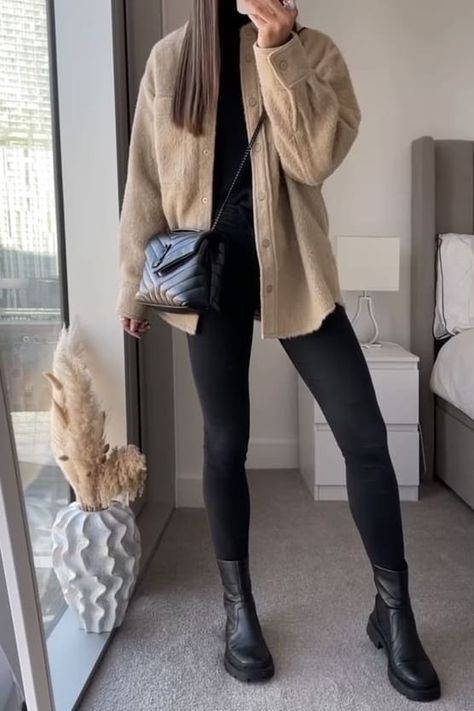 Black Leggings And Ankle Boots, Black Leggings Chelsea Boots, Bonfire Night Outfit Winter, Leggings With Chelsea Boots Outfit, Fall Socks Outfit, Black Dock Martins Outfits, Fall Outfits Black Boots Ankle, Legging With Boots Outfits, Black Legging Fall Outfits