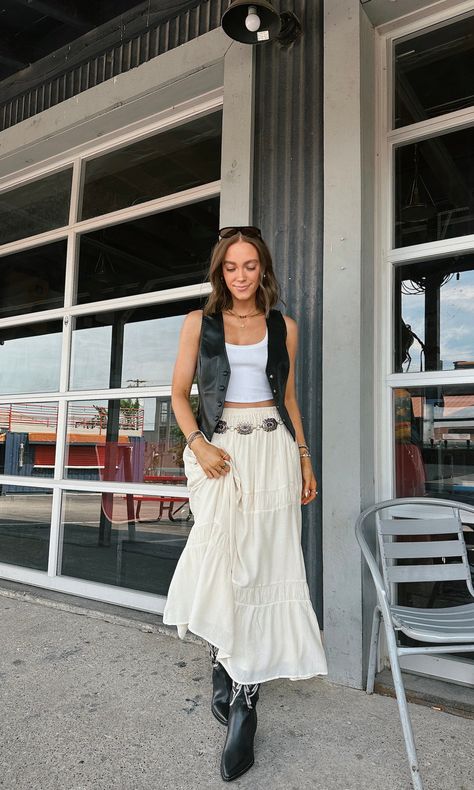 Medieval Times Outfit Modern, White Skirt And Tank Top Outfit, 70s Fashion Simple, Clothing Inspiration Summer, 70 Summer Fashion, Cream Flowy Skirt Outfit, Feminine Cool Style Outfit, Greta Van Fleet Fashion, Cowboy Boots And Long Skirts