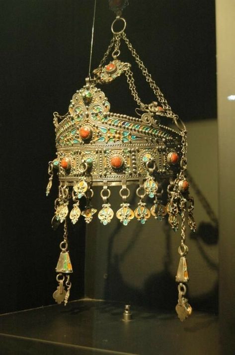 Amazigh Jewelry, Moroccan Aesthetic, Algerian Clothing, Berber Jewelry, Adornment Jewelry, Moroccan Jewelry, Royal Crowns, Culture Clothing, Crown Hat