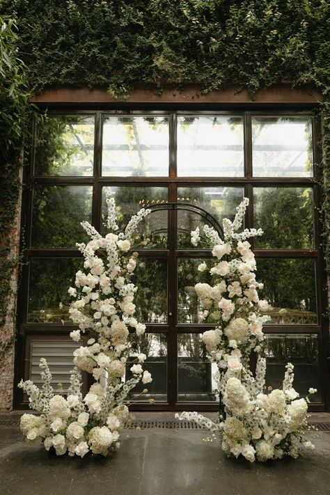 White Cream Wedding Decor, Modern Romantic Wedding Aesthetic, Light Airy Wedding Decor, Clean And Elegant Wedding, White Roses Ceremony Decor, All White Floral Wedding Arch, Modern Chic Wedding Aesthetic, Glam Wedding Florals, Modern Elegant Wedding Aesthetic