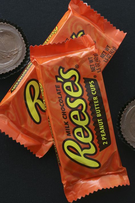 Burger With Reese's Peanut Butter Cups Exists in Canada Bubble Yum, Reese's Chocolate, Halloween History, Reese's Peanut Butter Cups, Bobbing For Apples, What Is Halloween, Laffy Taffy, Reeses Cups, Child Hood