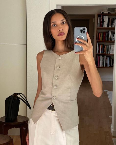 Workwear Outfits, Outfits For Spring, Fashion Week 2024, Ball Skirt, Beige Vest, Skirt Trends, Work Skirts, Classic Coats, Spring Fashion Trends