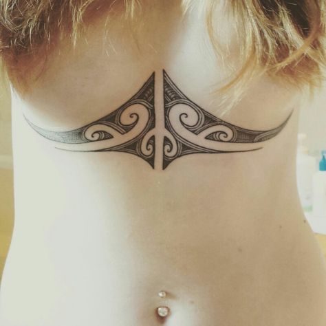 Maori tattoo underchest #koru #maori #tattoo #exchange #memory #newzealand Sternum Tamoko, Tamoko Women Maori Tattoos, Maori Tattoo Frau, Polynesian Tattoos Women, Maori Tattoo Designs, Sternum Tattoo, Female Tattoo, Thigh Tattoos Women, Dope Tattoos For Women