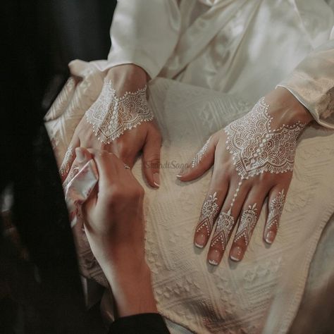 33+ White Henna Designs For Brides That Are #Trending! | ShaadiSaga Henna Pengantin, White Henna Tattoo, White Henna Designs, Wedding Henna Designs, Baju Kahwin, Henna Nails, Henna Wedding, Tato Henna, Nikah Dress