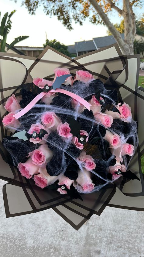 Pink Spooky Basket, Spooky Ramos, Pink And Black Bouquet, Black Flowers Bouquet, Couple Wishes, Spooky Bouquet, Halloween Bouquet, Halloween Roses, Draculaura Aesthetic